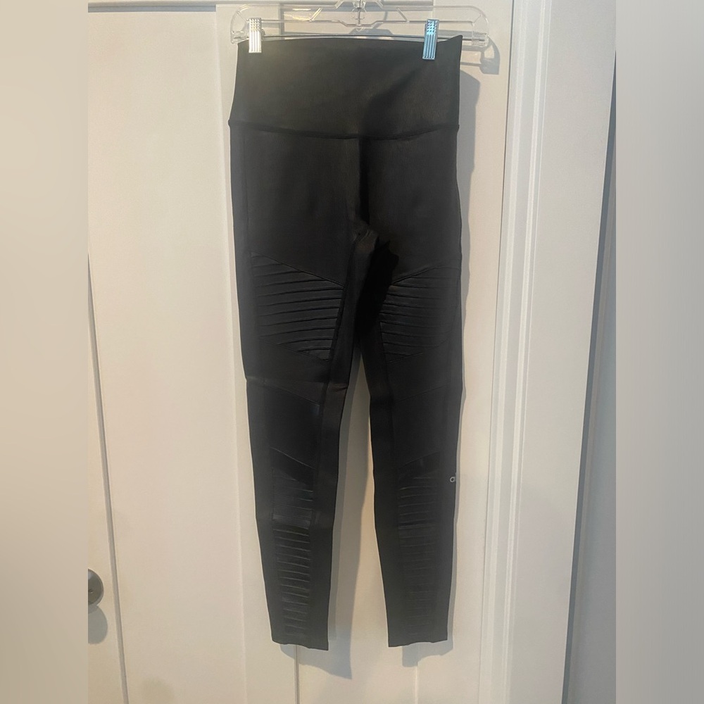 ALO Yoga Motto Faux crinkle Leather Charcoal/Black Leggings. Size M.